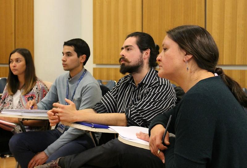 Al frente, Soledad Burgos, coordinadora de extensión de la ESP, moderando la conversación.