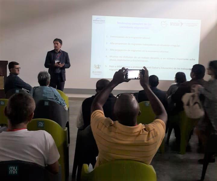 Importante convocatoria en presentación de académicos chilenos