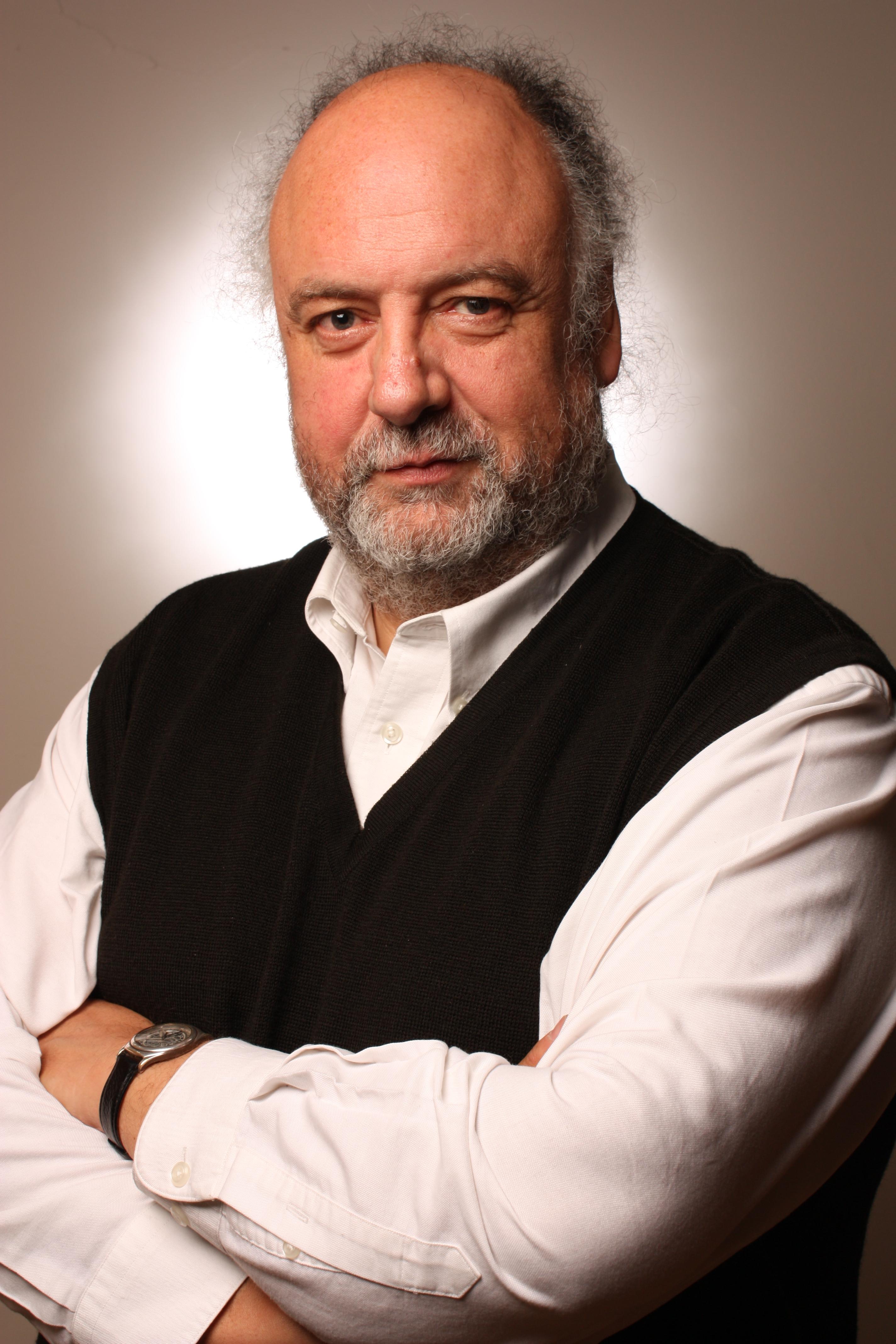 Marcos Vergara I. es Médico-Cirujano. Ph.D. Profesor Asociado de la Facultad de Medicina de la Universidad de Chile. Adscrito al Programa de Políticas y Gestión de la Escuela de Salud Pública.