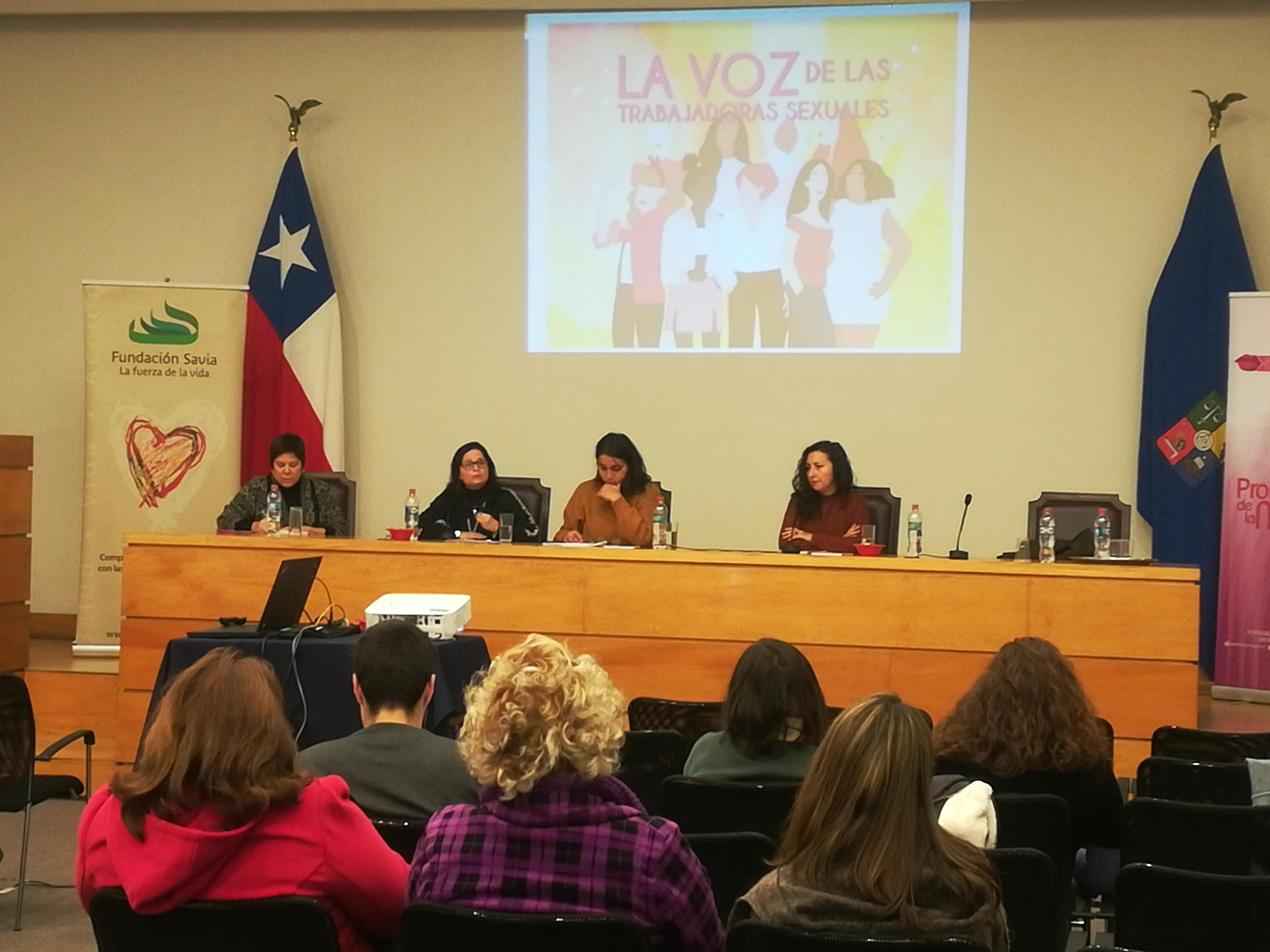 La mesa de conversación estuvo integrada por Minsal, Fundación Humanas y la Escuela de Salud Pública.