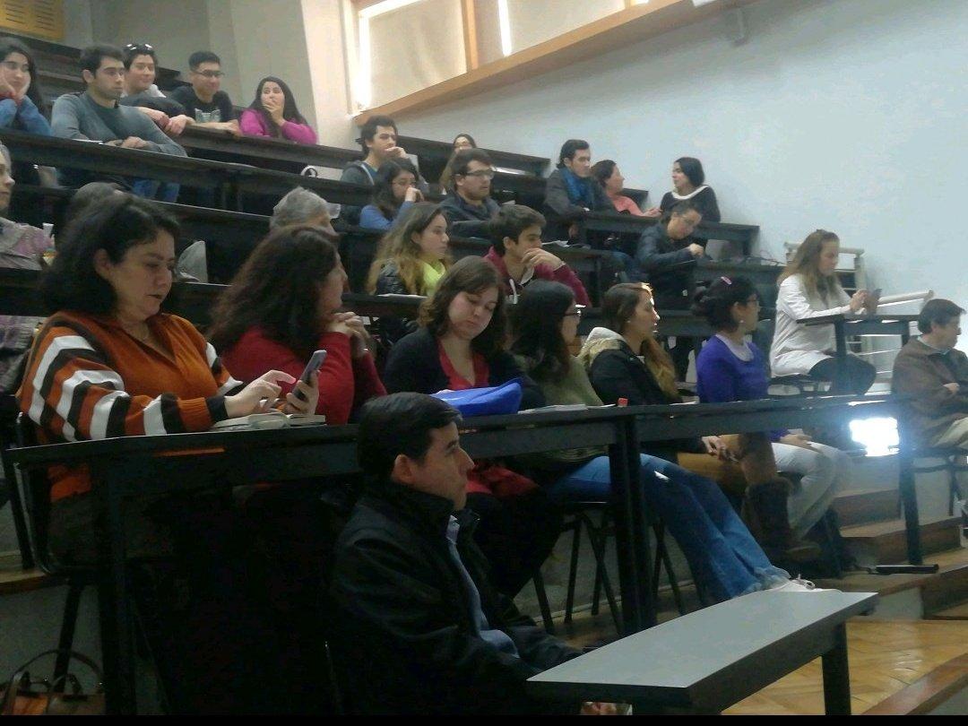 Estudiantes de pre y post grado, académicos y funcionarios participaron de este conversatorio