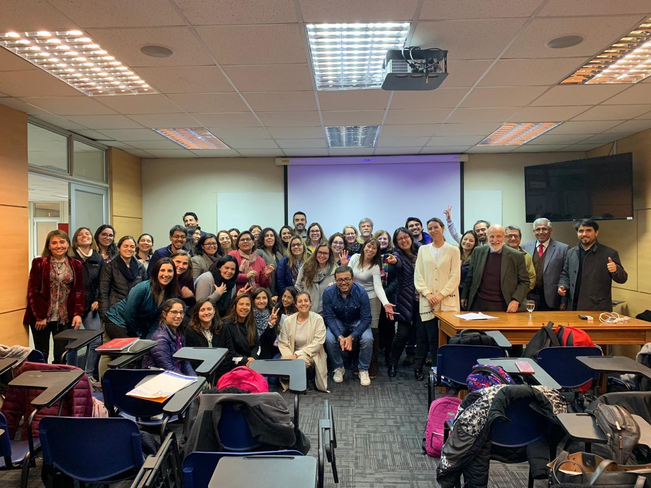 Mencía Ruiz Gutierrez-Colosia junto a los asistentes en curso DESDE-LTC