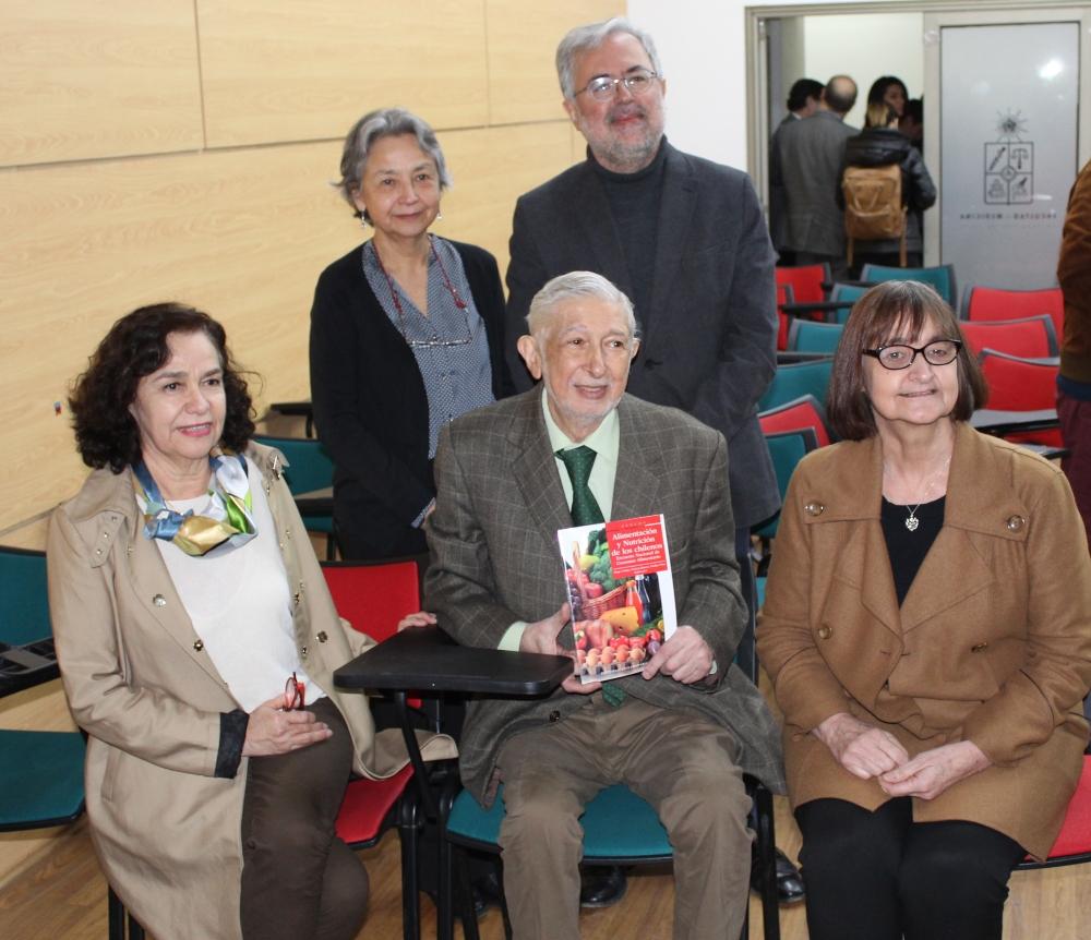 Doctores Paulina Pino, Hugo Amigo, Rosa Devés, vicerrectora de Asuntos Académicos de la U. de Chile. De pie, doctores Patricia Bustos y Manuel Kukuljan.