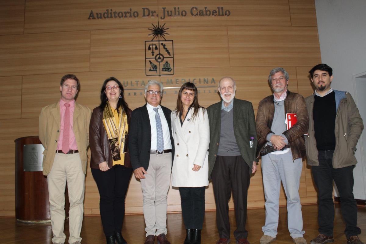 Dr Roberto Mezzina, junto a la Directora de la Escuela de Salud Pública, Dra Verónica Iglesias, al Dr. Matías Irarrazabal, Departamento de Salud Mental Minsal y académicos del Programa de Salud Mental