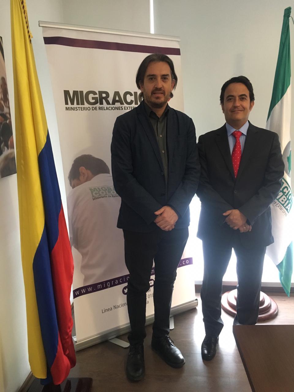 Alex Alarcón junto al Director de Migracion, Christián Kruger.