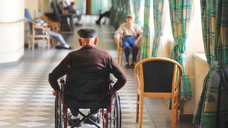 Las residencias de adultos mayores se han transformado en una "zona gris" en esta pandemia.