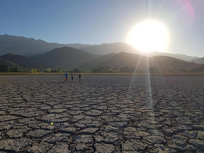 El dialogo desarrollado permitió relevar aspectos sociales, jurídicos, ecológicos y comunitarios que se relacionan con la actual crisis hídrica que atraviesa el país, agravada por la pandemia COVID-19