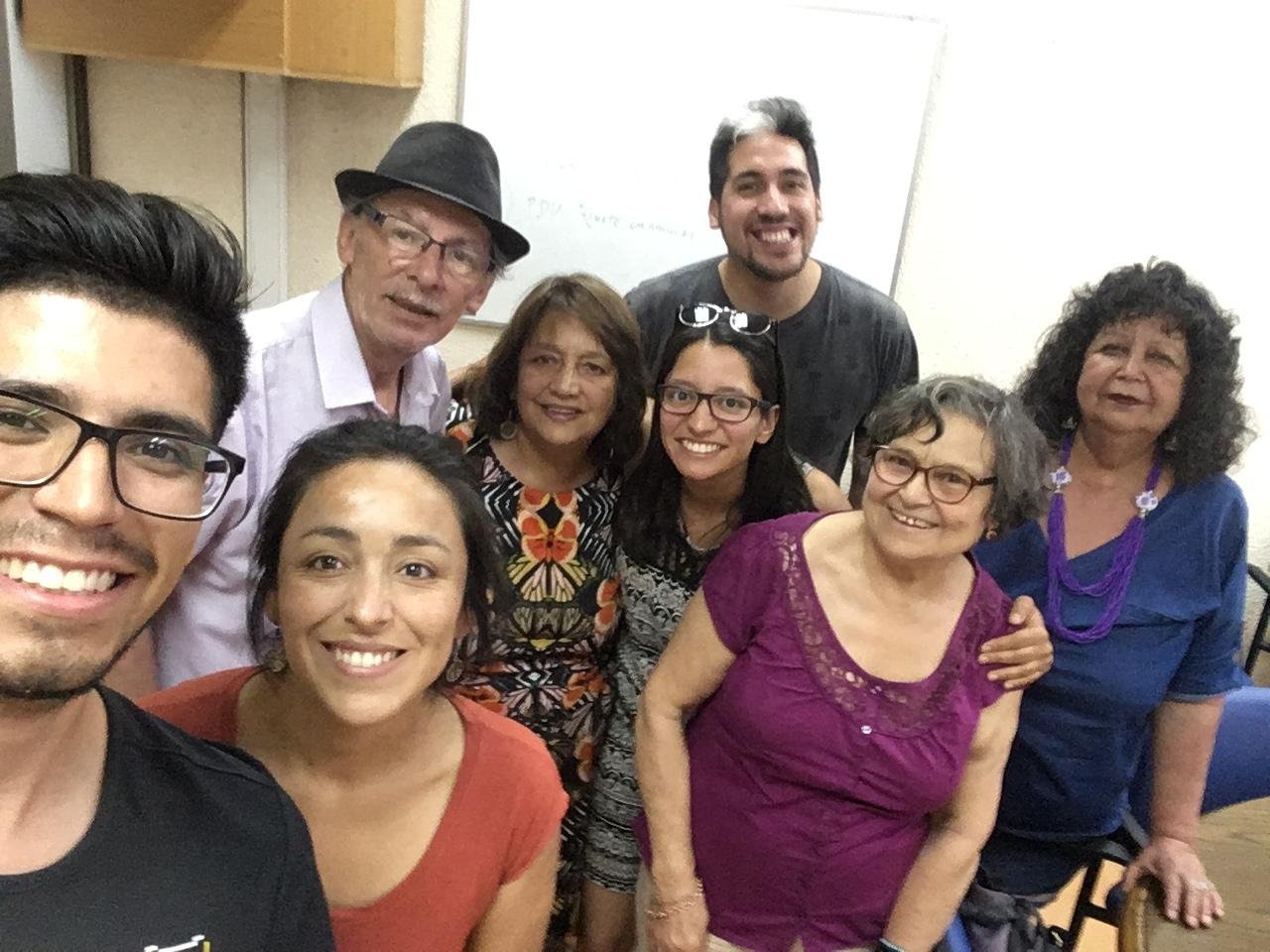 Yolanda, Ciro, Ana María, Mario, Cecilia, Raúl, Mitalia y Ricardo; estudiantes de magíster de la Universidad de Chile, Jame, Carla, Vinka y Álvaro; y Camila, Melissa, Paulina y Jorge, 