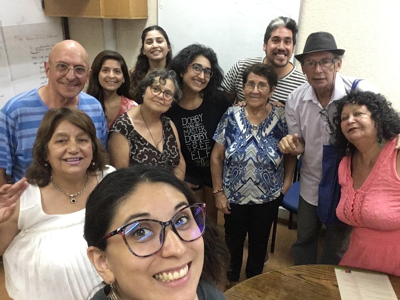 Yolanda, Ciro, Ana María, Mario, Cecilia, Raúl, Mitalia y Ricardo; cuatro estudiantes de magíster de la Universidad de Chile, Jame, Carla, Vinka y Álvaro; y Camila, Melissa, Paulina y Jorge, estudiant