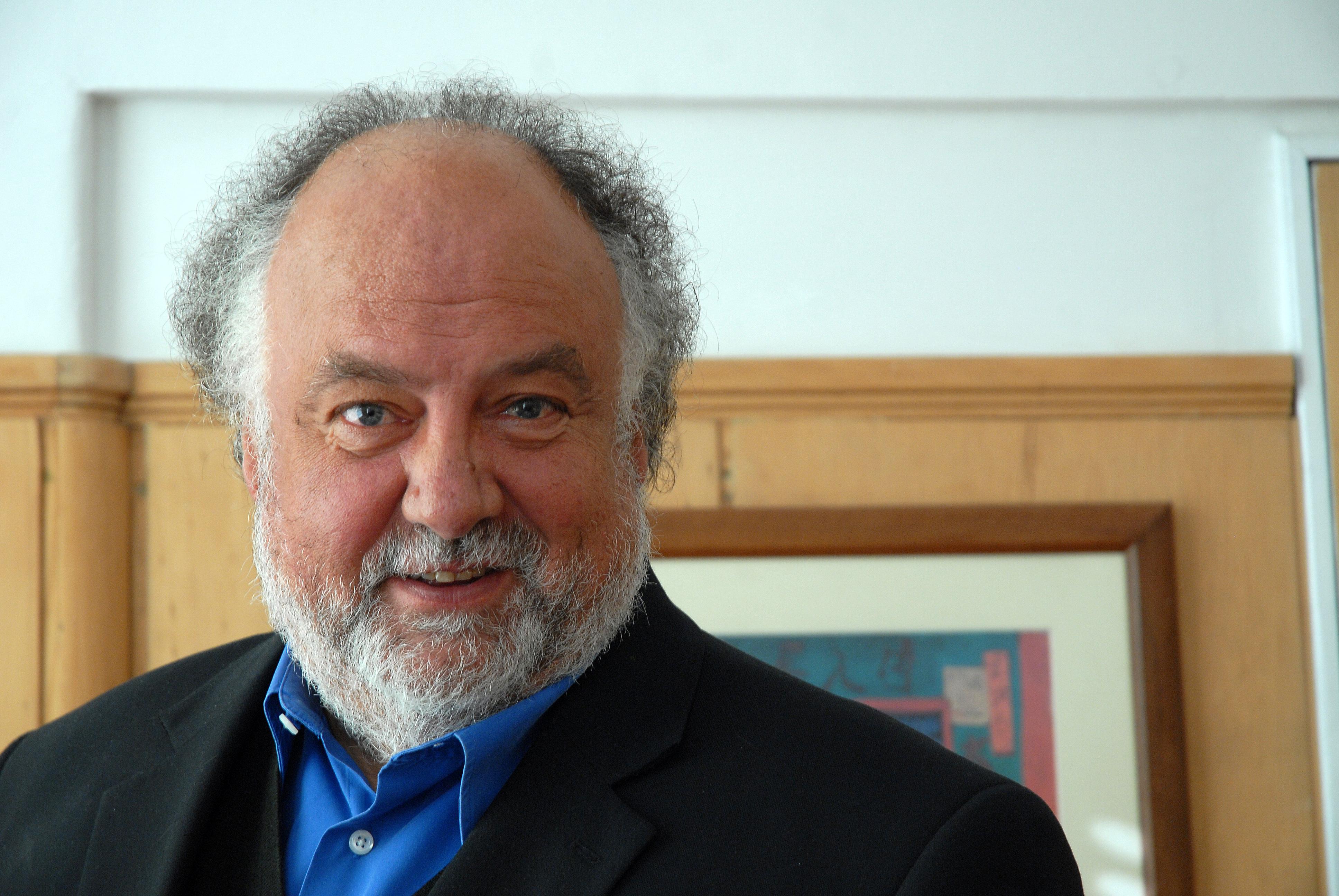 Dr. Marcos Verhara es Profesor asociado en el Programa de Políticas, Sistemas y gestión de Salud de la Escuela de Salud Pública de la U. de Chile.