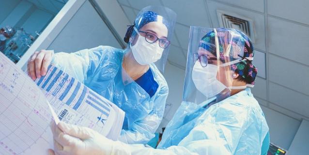 En la última semana, se constata una leve reducción en el promedio de nuevos contagios diarios y en la tasa de reproducción, sin embargo, estos valores se mantienen en niveles críticos.