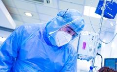 Hay una mínima disminución en la hospitalización por COVID y también leves descensos en la hospitalización de pacientes mayores. Indica el nuevo informe