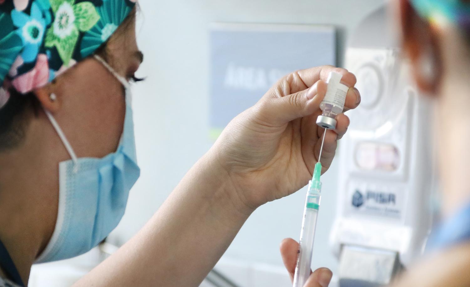 Las Regiones de Magallanes, Ñuble y Valparaíso ostentan las mayores coberturas de vacunas, mientras que Arica y Parinacota junto con Tarapacá muestran las proporciones más bajas.