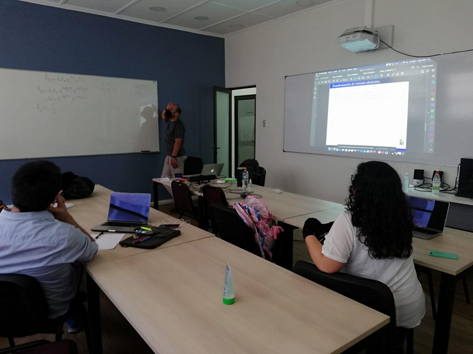 La clase del curso de "Probabilidades" fue la primera actividad formativa realizada en formato híbrido.