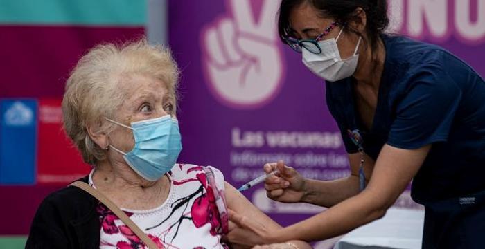 El proyecto tiene dos objetivos centrales: evaluar el impacto de la inoculación en términos de evitar muertes, prevenir hospitalizaciones y preservar el sistema sanitario, y modelar los posibles escen