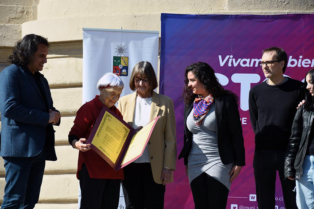 La plazoleta ahora rendirá homenaje a quien fuera un destacado artista visual, referente artístico e histórico académico de la Universidad de Chile. 