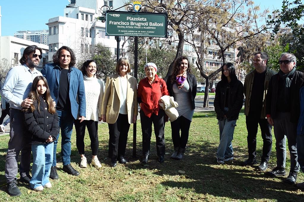 La ceremonia fue encabezada por la Rectora Devés; por el director del MAC, Daniel Cruz; la concejala Virginia Palma, en representación de la alcaldesa; y por la familia del artista, encabezada por su esposa e hijo, Virginia Errázuriz y Pablo Brugnoli.