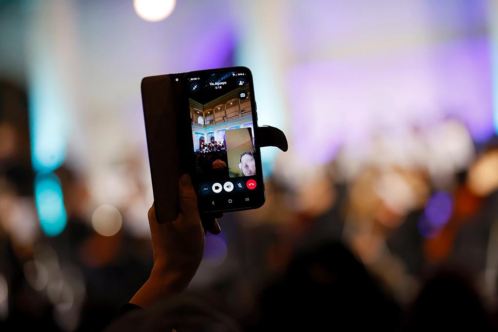 Las y los asistentes disfrutaron de la obra musical de diferentes maneras. Con registro en sus celulares para inmortalizar el momento, ligeros movimientos corporales en sintonía con la música y ojos cristalizados por la emoción que les provocaba la puesta en escena y el significado histórico detrás de la cantata, la cual es original de Luis Advis.