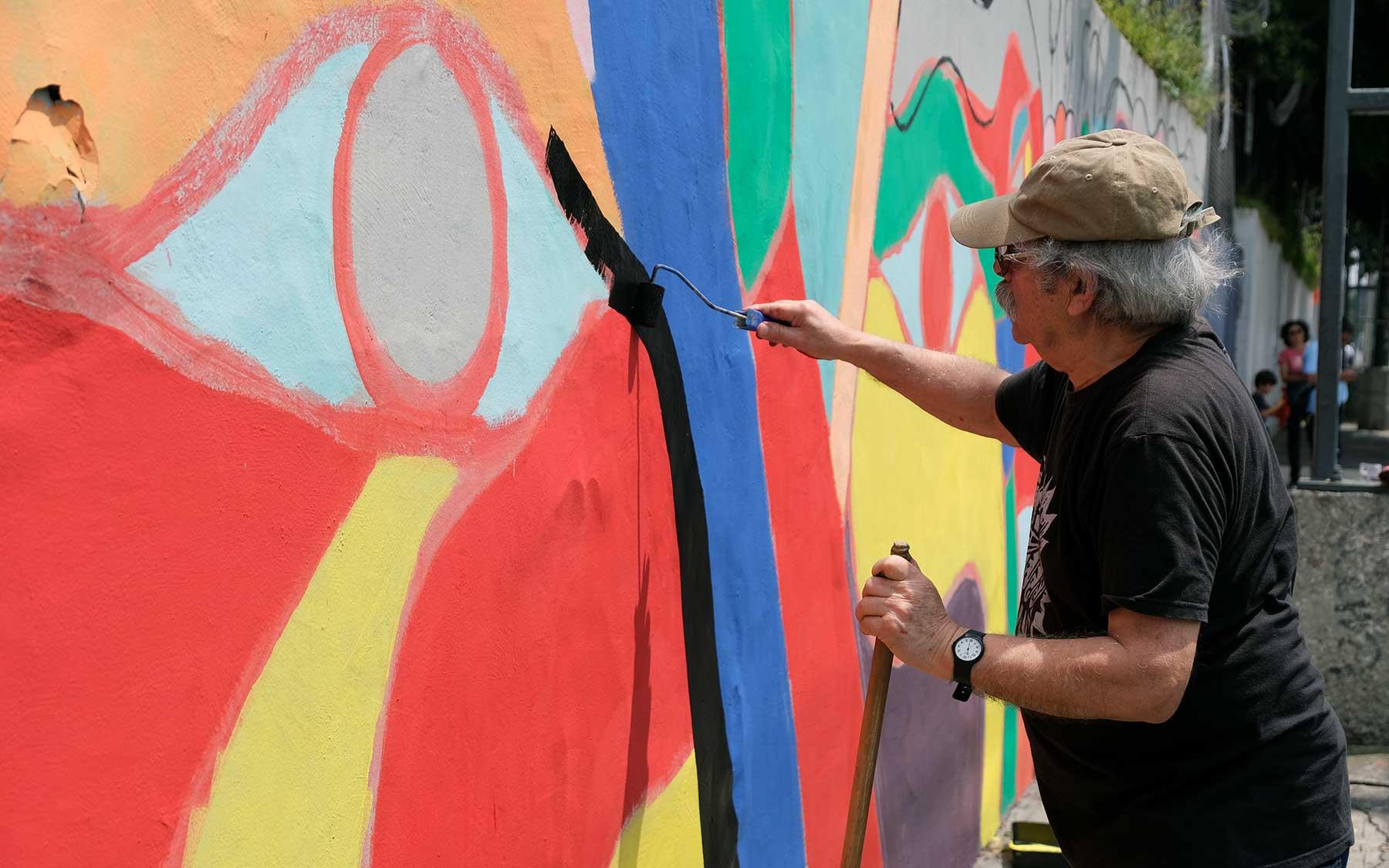En el marco de FILUNI, "Mono" González pintó un mural que quedó en la Universidad Nacional Autónoma de México.