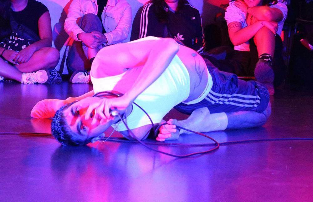 Impulsado por la U. de Chile, el encuentro busca visibilizar las carreras de artistas y compañías emergentes, y acercar estas propuestas al público general. Foto: “I’m Just a Boy”, de Yvo Saintard Wegener.