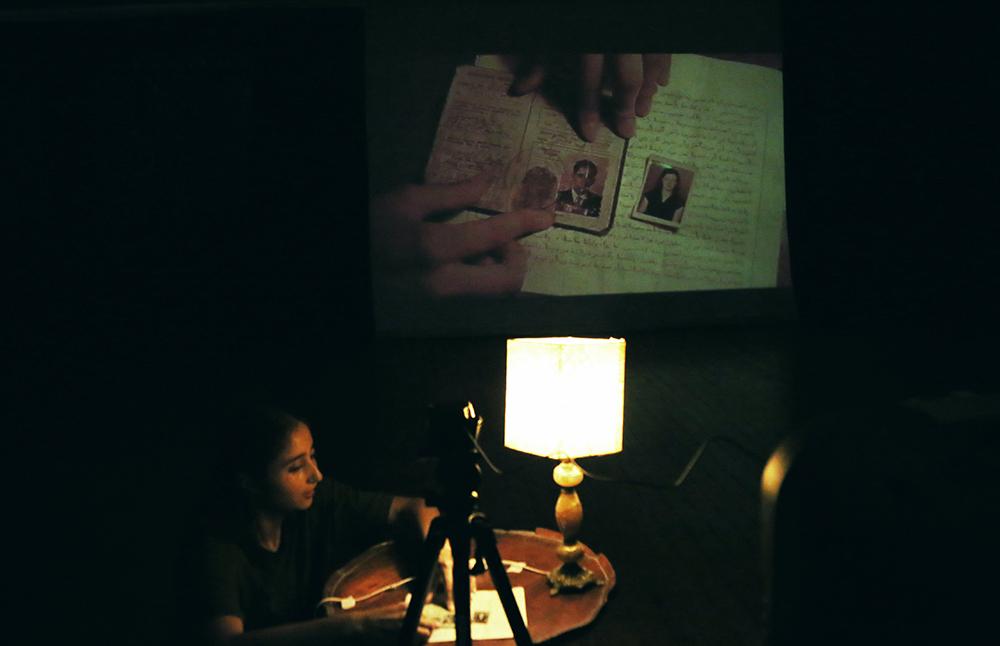 En conjunto, estas piezas reúnen miradas frescas y urgentes sobre el mundo de hoy, abordando temas como memoria, identidad, vínculos sexoafectivos, herencias culturales, miedo, masculinidad y la relación entre cuerpo y territorio. Foto: “Naime نايمة. Danzar una lengua olvidada”, de Mayra Belén Eltit.