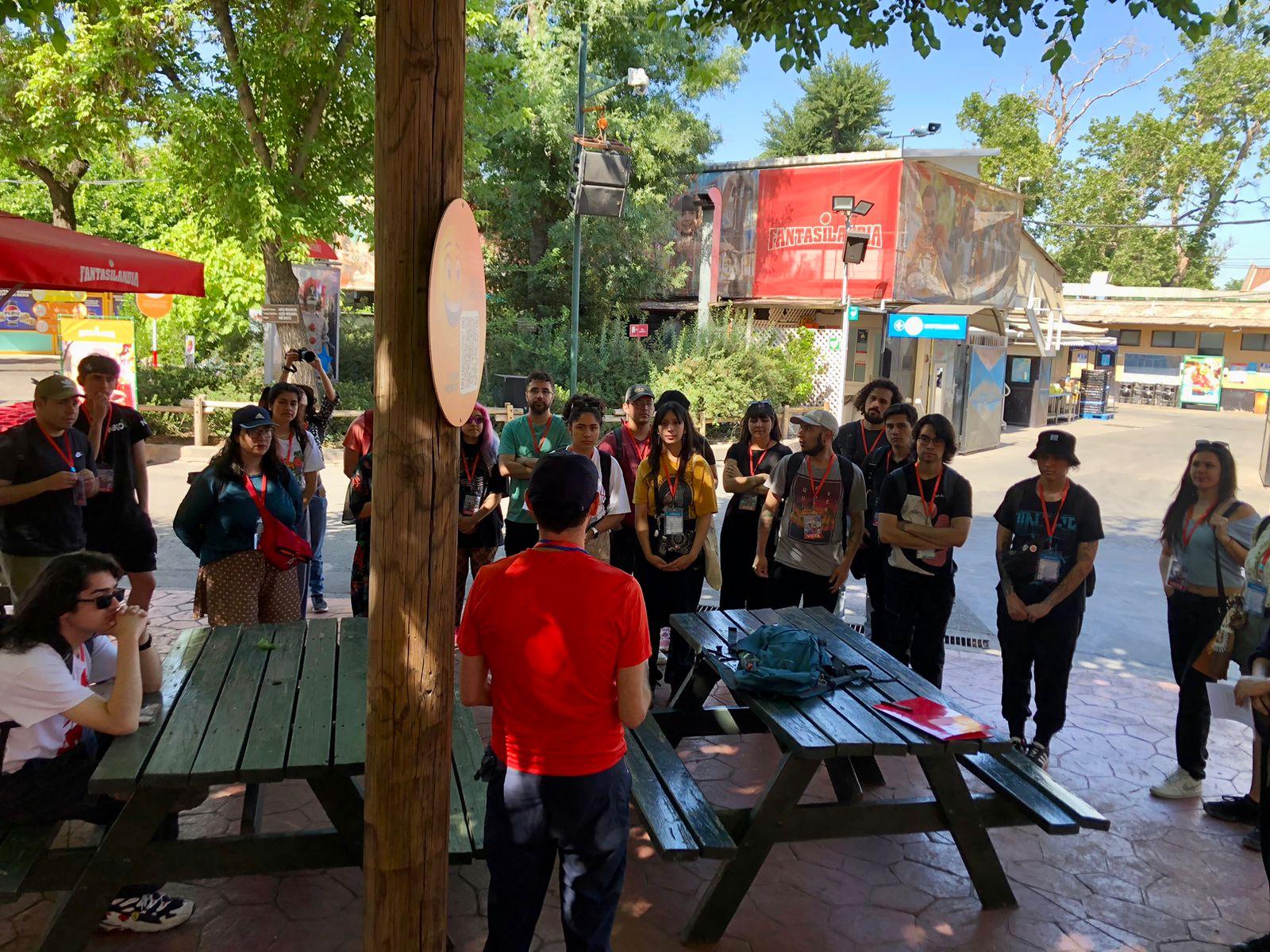 Profesor Pablo Kogan entregando las instrucciones de la Caminata Sonora 2024