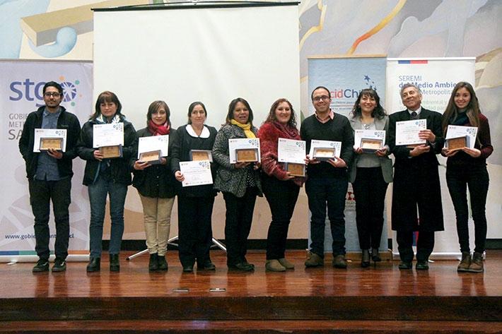 Representantes de los establecimientos que participaron del "Plan Piloto del Programa de Educación Ambiental para el Uso Eficiente del Agua en la comunidad escolar", recibieron un reconocimiento.