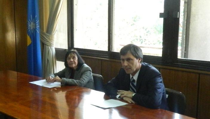 La Decana Carmen Luz de la Maza, Coordinadora de Campus Sur, junto a al Gerente Comercial Santander Universidades, Sr. Sebastián Bunster, presidieron la ceremonia. 