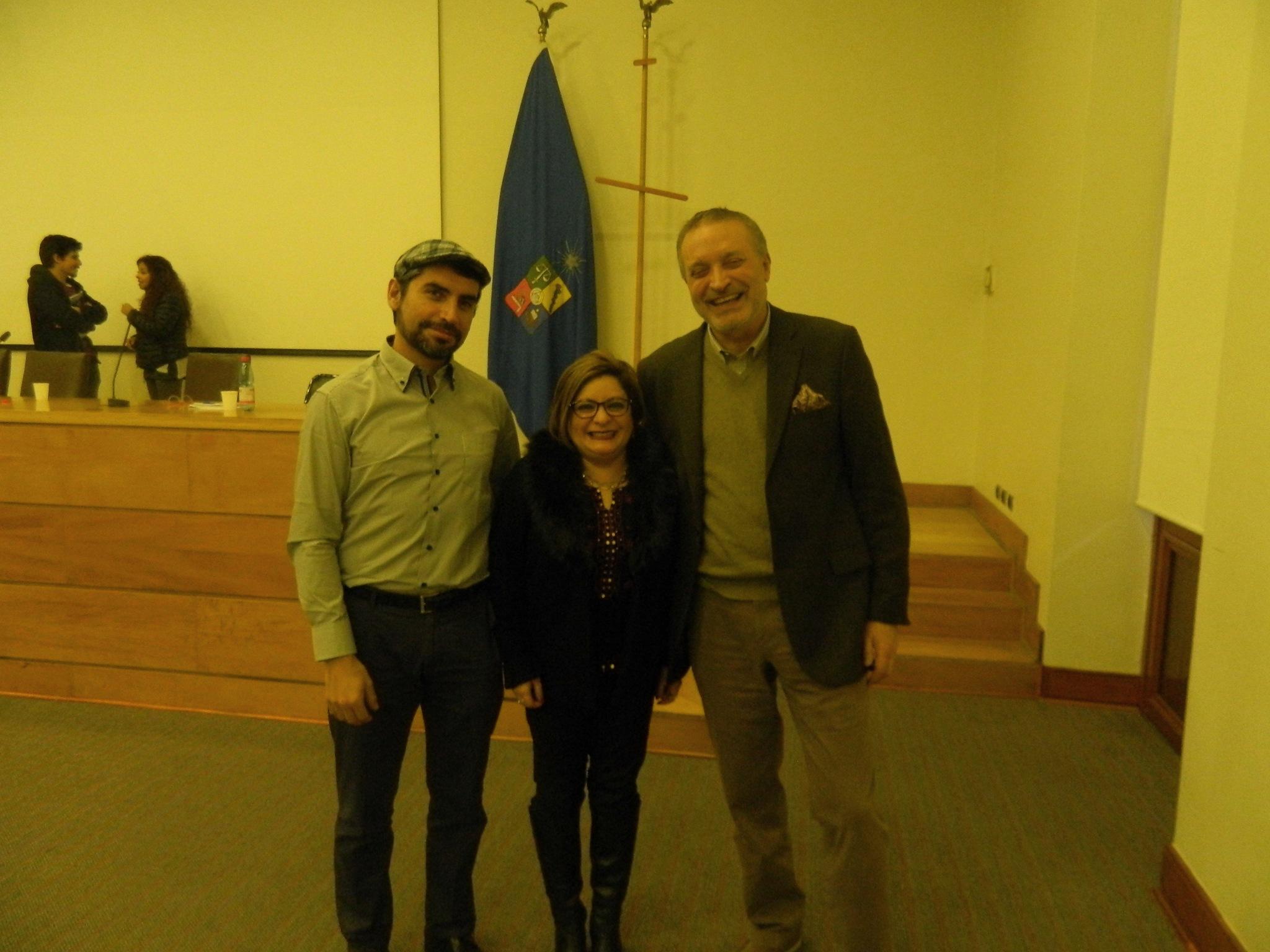 Profesor Alejandro García, Profesora Ada Muñoz de UGAD y el Vicedecano Juan Caldentey. 