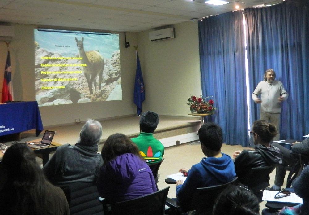 El Dr. Benito González abordó temas relacionados con los modelos de distribución,  impactos sobre la abundancia y genotipos, así como el desplazamiento.