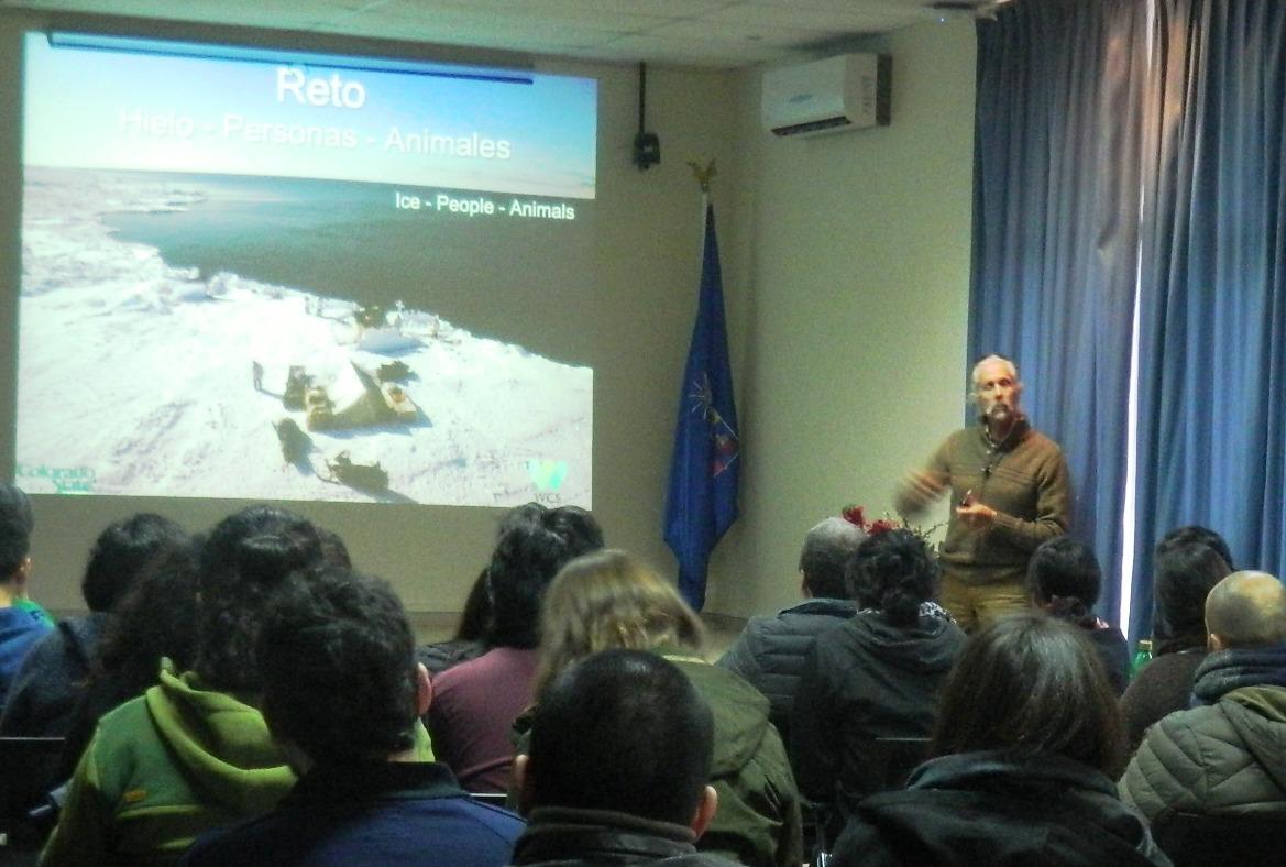 El Dr. Joel Berger dio a concoer su trabajo en un auditorio colmado de estudiantes, académicos y e investigadores. 