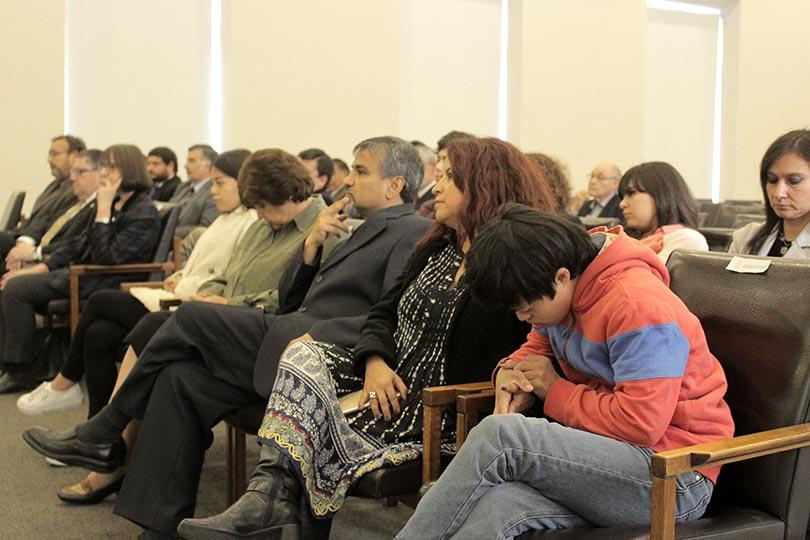 Familiares, académicos y amigos del profesor Eduardo Cavieres asistieron a la ceremonia realizada en Casa Central.