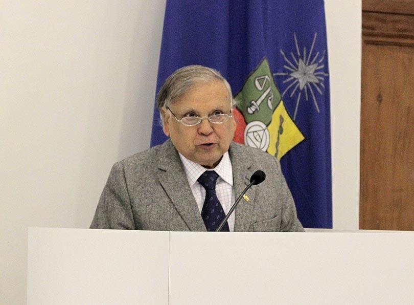 El profesor Cavieres aseguró que ve este reconocimiento como una proyección de la Universidad en su propia vida intelectual y personal.
