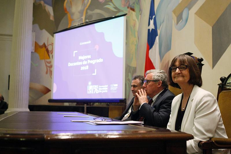 La ceremonia fue encabezada por el Rector Ennio Vivaldi, la vicerrectora Rosa Devés, y el Prorrector Rafael Epstein.