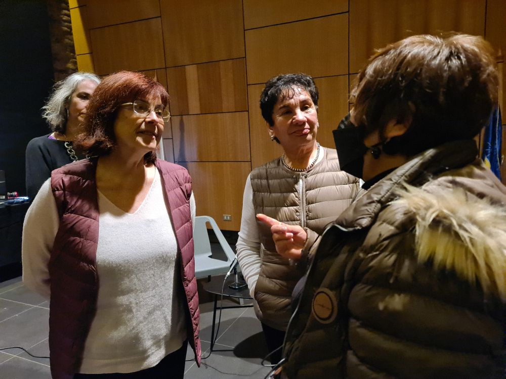 La académica Dolors Comas indicó “Creo que estamos en un momento precisamente en que hemos reconocido la importancia del cuidado. Como decía Olga, no hay producción sin reproducción y se nos va la vida con el cuidado”.