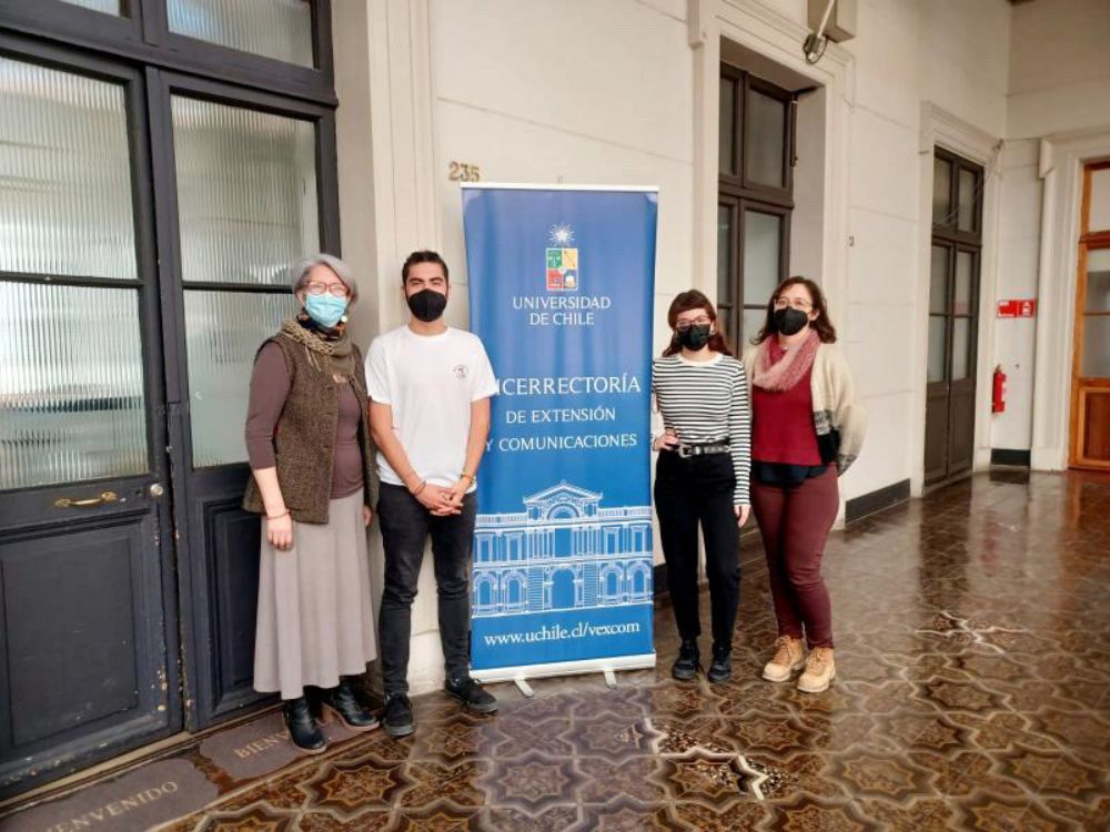 Gabriela Bascuñán y Pablo González, representantes de la Secretaría y estudiantes de tercer año de la carrera de Sociología, se reunieron la primera semana de agosto con las autoridades de la Vicerrectoría de Extensión y Comunicaciones de la U. de Chile.