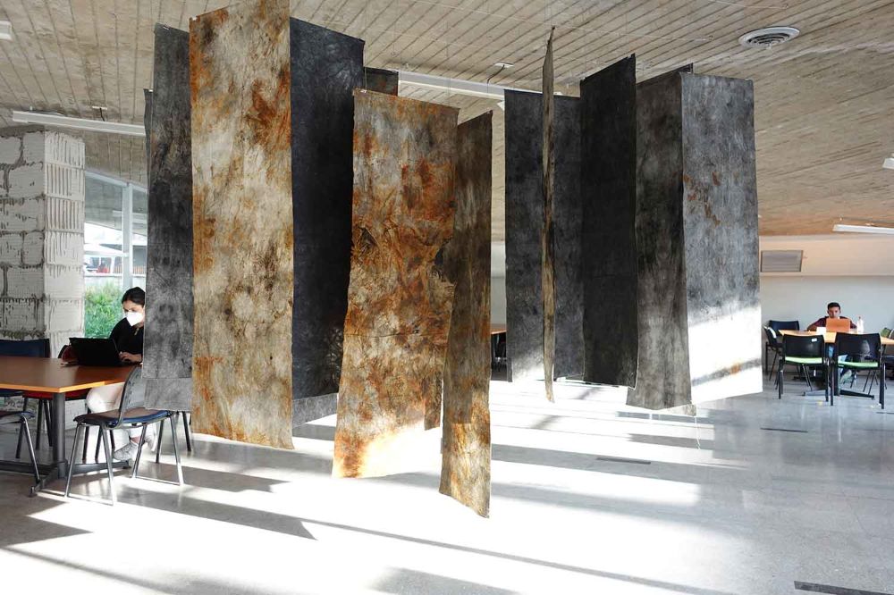 A partir de materiales cotidianos y primarios, como la tierra, el agua, la tela y la sangre, Luna Acosta constituye una obra profundamente crítica sobre los procesos migratorios contemporáneos.