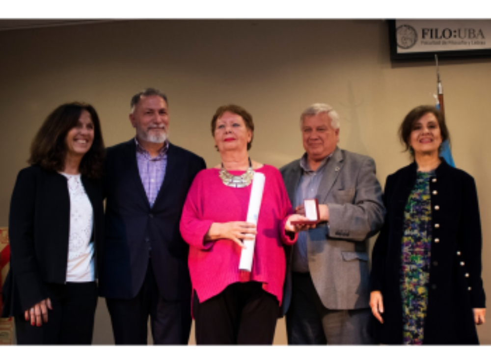 La ceremonia de reconocimiento contó con la presencia del rector de la Universidad de Buenos Aires, Ricardo Gelpi; el decano de la Facultad de Filosofía y Letras de la UBA, Ricardo Manetti; la vicedecana, Graciela Morgade, y la profesora titular de la carrera de Artes, Andrea Giunta.