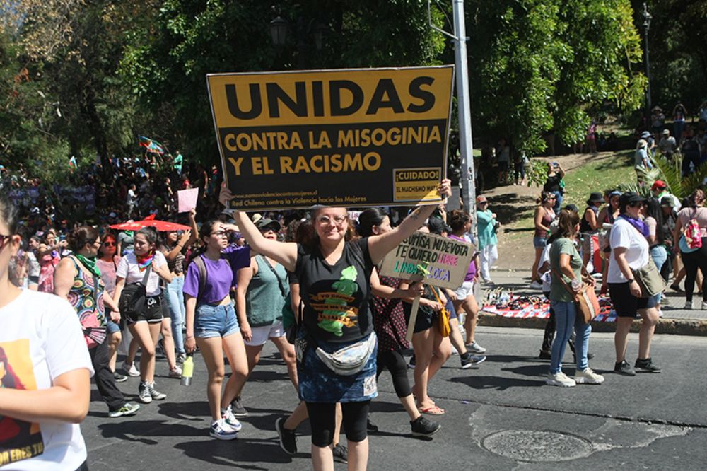 La Red Chilena contra la Violencia hacia las Mujeres es una articulación de colectivos, organizaciones sociales, no gubernamentales y mujeres, que desde 1990, trabaja con el propósito de contribuir a erradicar la violencia hacia las mujeres y las niñas.