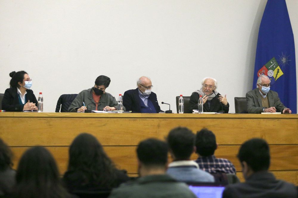 Con la presencia de la senadora Claudia Pascual, la diputada Gael Yeomans, el abogado Jorge Arrate y la moderación de Osvaldo Torres, miembro del directorio de miembro del directorio de la Casa Común, se desarrolló el evento que tuvo como objetivo presentar la nueva investigación del destacado especialista, quien ahonda en el escrito la situación política que atraviesa Latinoamérica.