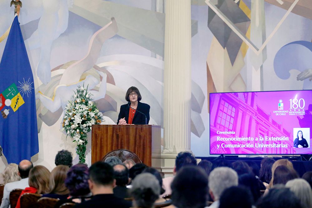 La extensión y la comunicaciones fortalecen el sentido de esta “universidad que no solo entrega sus saberes, sino que también construye a partir de esos saberes que recoge de la sociedad”, relevó la Rectora Devés.