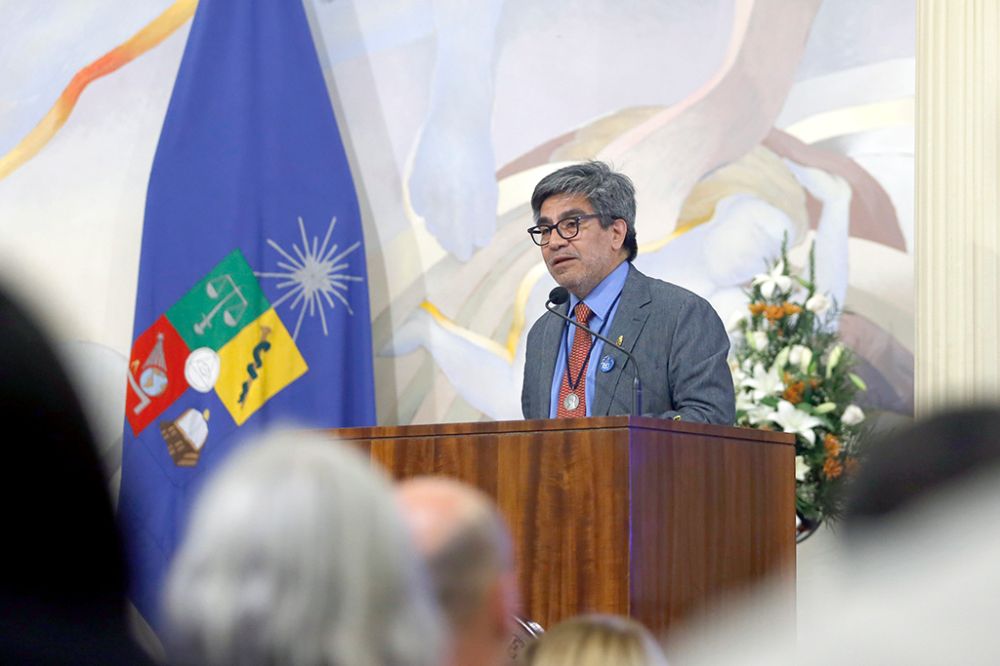 El profesor Enrique Aliste, destacó que este reconocimiento es el reflejo del trabajo de una comunidad “que solidariamente aporta a que sigamos siendo la principal institución en estos tópicos en el país, y con ello, empujar a toda una nación en esta tarea”. 