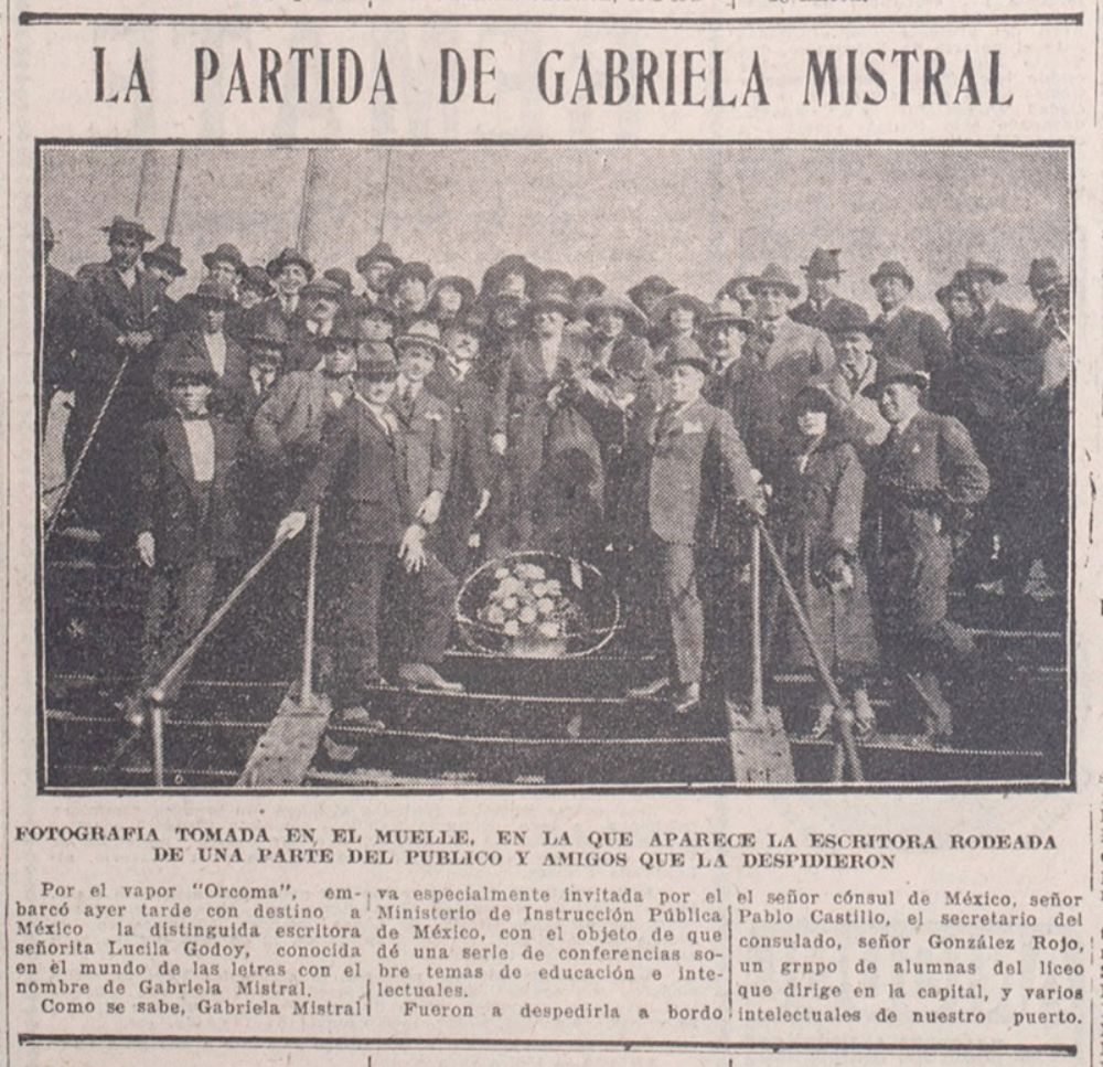 El Mercurio, Valparaíso, sábado 24 de junio de 1922. Se indica en el texto: “Fotografía tomada en el muelle en la que aparece la escritora rodeada de una parte del público y amigos que la despidieron”.