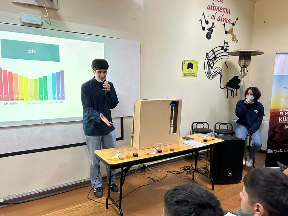 La primera actividad fue un taller de pH, donde los asistentes sumergieron tiras de pH en líquidos con distintas propiedades.