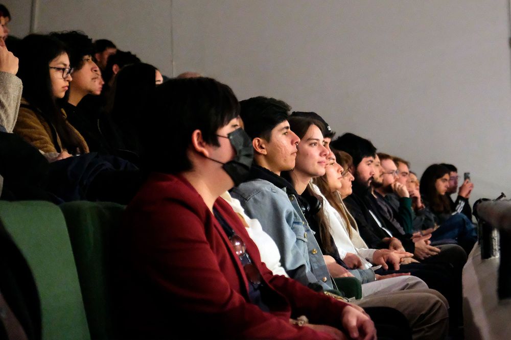 El público repletó los tres niveles de butacas disponibles en el Teatro Universidad de Chile, tras haber agotado en minutos las inscripciones hace unos días.