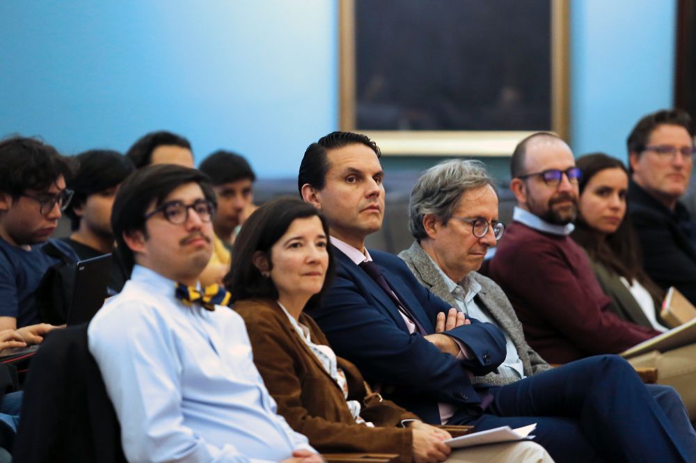 “Estamos viviendo en un mundo polarizado y es difícil construir una constitución en un ambiente así en cualquier parte del mundo”, sostuvo el politólogo.