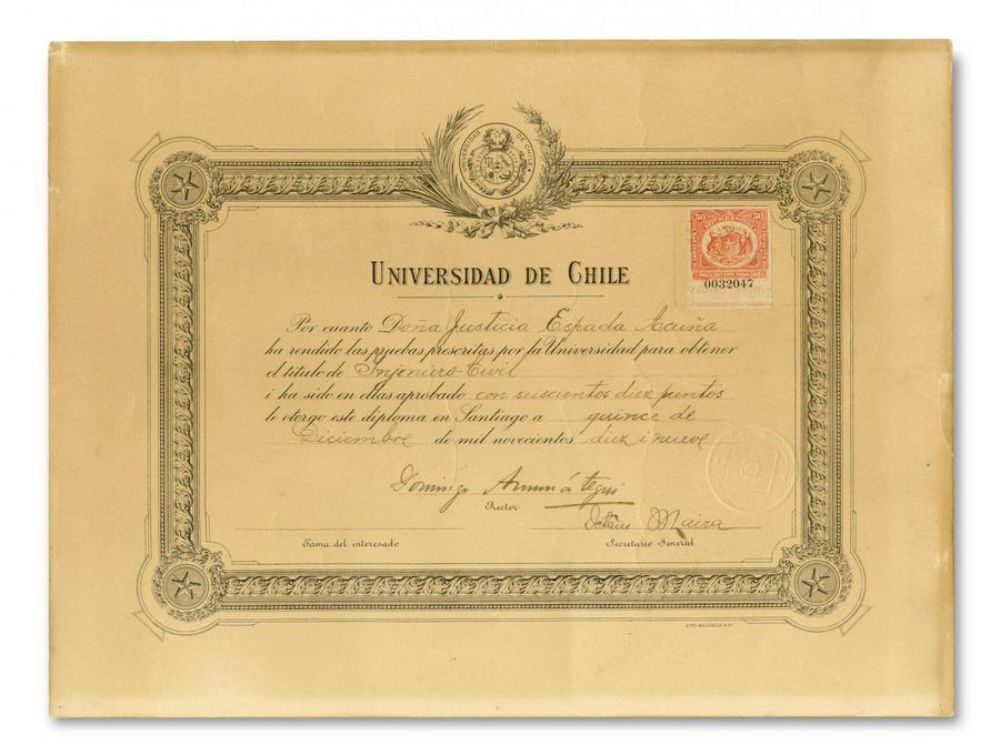 Un 15 de diciembre de 1919, la destacada estudiante recibió su título profesional, convirtiéndose así en la primera mujer en obtener este documento.