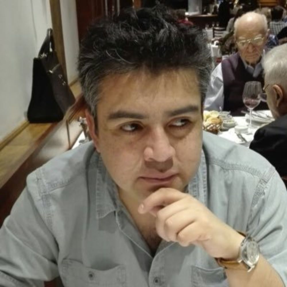 El periodista y director de la Radio Universidad de Chile, Patricio López, estará a cargo de la moderación en los tres foros radiales.