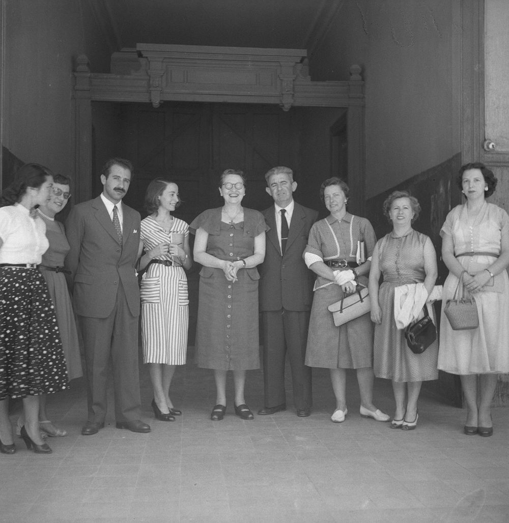 "Si bien recibió el Premio Nacional de Literatura -la segunda mujer en obtenerlo después de Mistral-, lo obtuvo casi al final de su trayectoria literaria, en 1961", explica Cisterna.