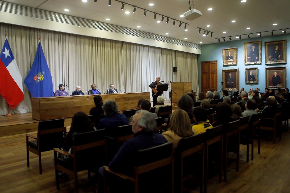 La jornada consideró en su inicio la presentación artística del decano de la Facultad de Artes, profesor Fernando Carrasco.